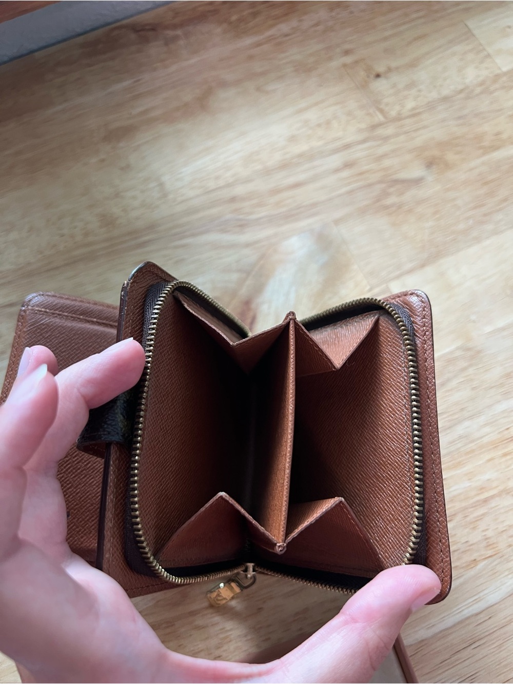 Louis Vuitton Compact Zippy with original box and tags. - Picture 4 of 7